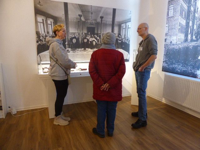 Besuchende am ersten durch Ehrenamtliche begleiteten Öffnungstag am 15. Februar 2026 in der Dauerausstellung in der ehemaligen Samsonschule, Neuer Weg 50, Wolfenbüttel